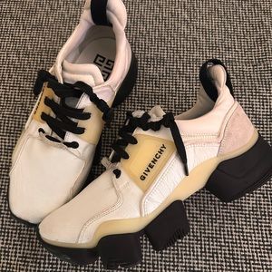GIVENCHY
GLOW-IN-THE-DARK JAW SNEAKERS